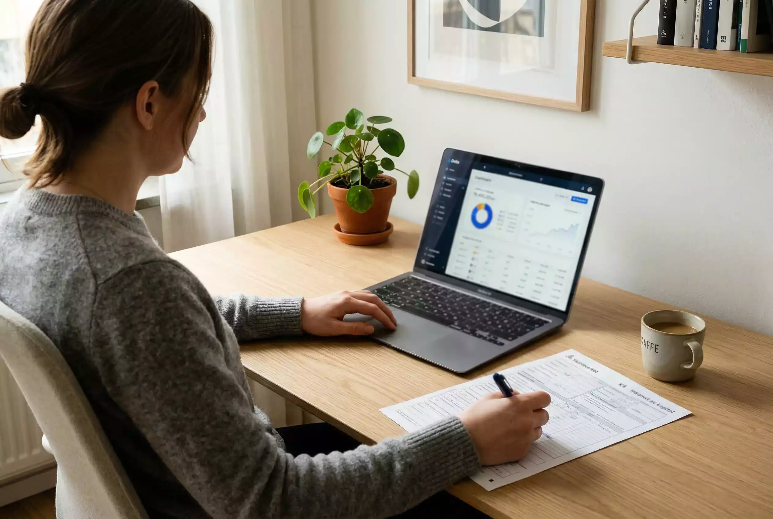 Person vid skrivbord med skatteformular och anteckningar om kryptovaluta