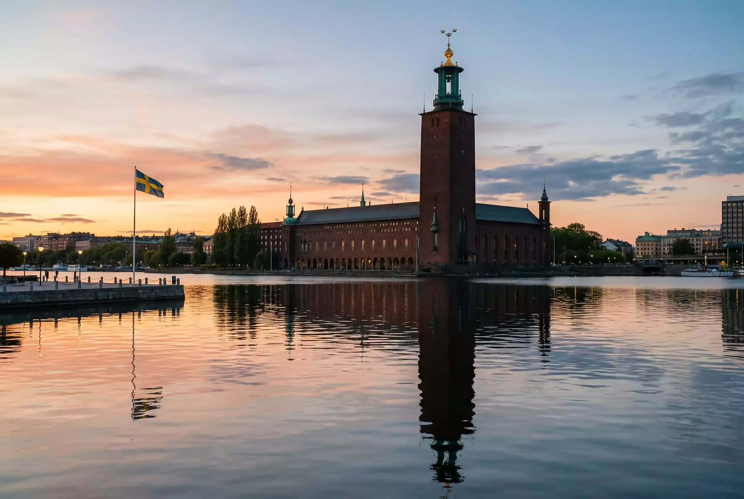 Stockholms stadshus vid vattnet med svensk flagga och digital overlagring